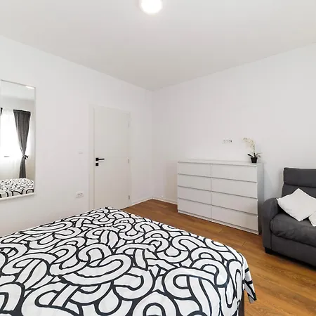 Three-bedroom Dina דירה זאדאר