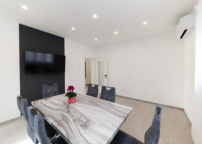 Apartment Three-bedroom Dina