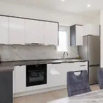 Three-bedroom Dina شقة *