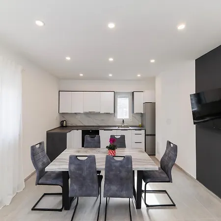 Апартаменты Three-bedroom Dina Задар