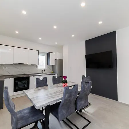 Апартаменты Three-bedroom Dina