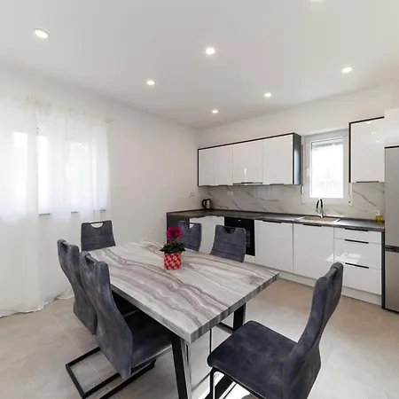 Three-bedroom Dina * Ζαντάρ