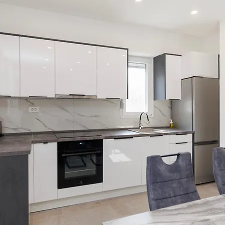 Three-bedroom Dina アパート *
