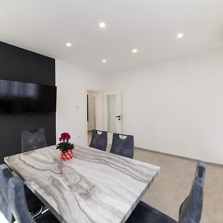 Апартаменты Three-bedroom Dina