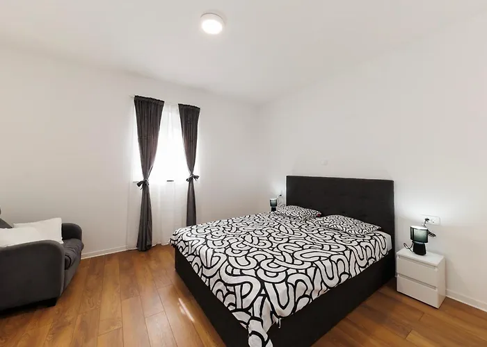 Διαμέρισμα Three-bedroom Dina *