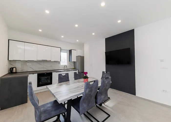 Διαμέρισμα Three-bedroom Dina