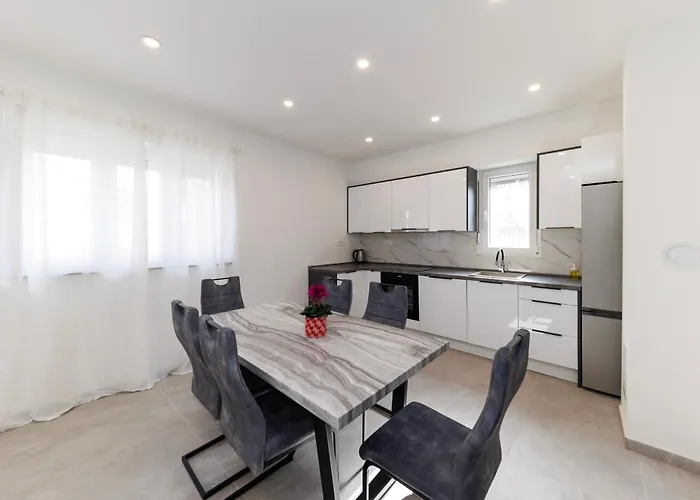 Three-bedroom Dina * Ζαντάρ