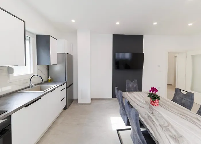 Three-bedroom Dina Ζαντάρ